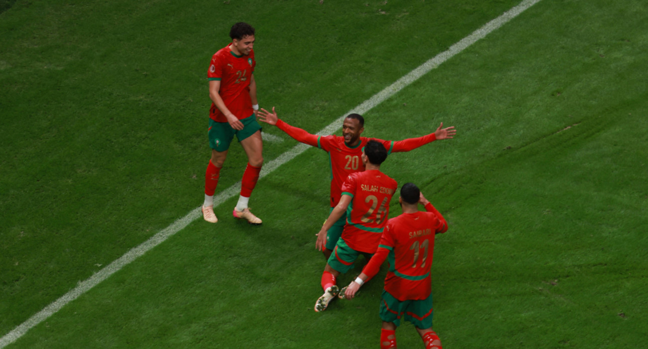 O Ελ Κααμπί πανηγυρίζει με τους συμπαίκτες και συμπατριώτες του μετά το εκπληκτικό του γκολ που έκανε το 2-0 κόντρα στις Κομόρες / Πηγή: Imago