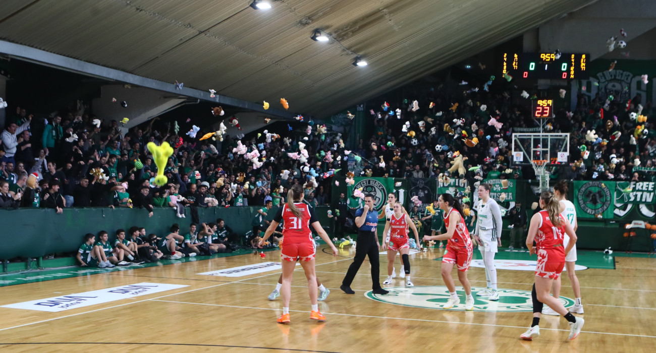 Τα λούτρινα αρκουδάκια στο μπάσκετ Γυναικών του Παναθηναϊκού / Πηγή: Eurokinissi