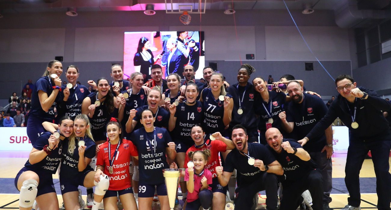 Η φωτογραφία της ομάδας του Πανιωνίου Betsson με το τρόπαιο του Super Cup 2025 / Πηγή: Intime