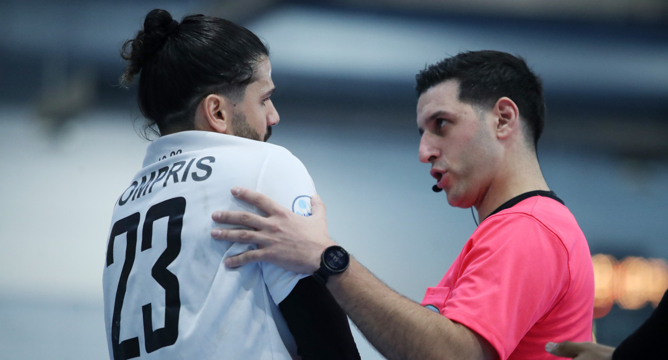 Ο Μπάμπης Δομπρής μιλά με τον διαιτητή του αγώνα στο ντέρμπι ΑΕΚ-ΠΑΟΚ στα προημιτελικά του Κυπέλλου Ελλάδας / Πηγή: Intime