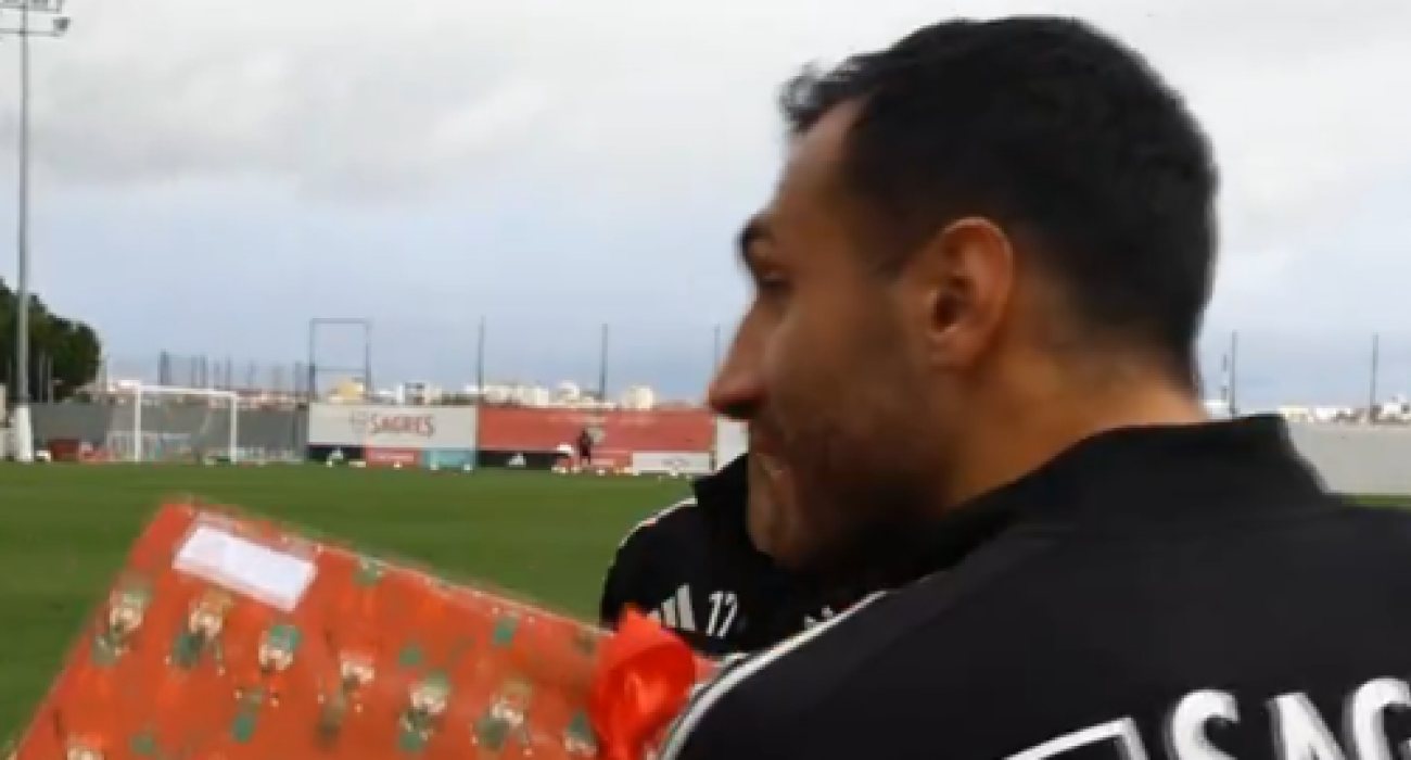 Ο Βαγγέλης Παυλίδης μοιράζει δώρα σε μικρά παιδιά / Screenshot