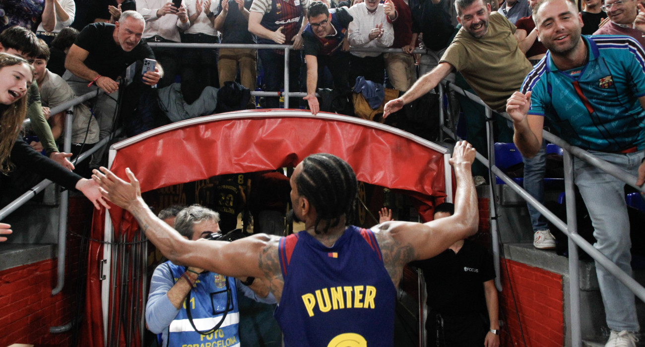 Ο Κέβιν Πάντερ αποθεώνεται μετά την εμφάνιση της ζωής του / Πηγή: Barca Basket - X