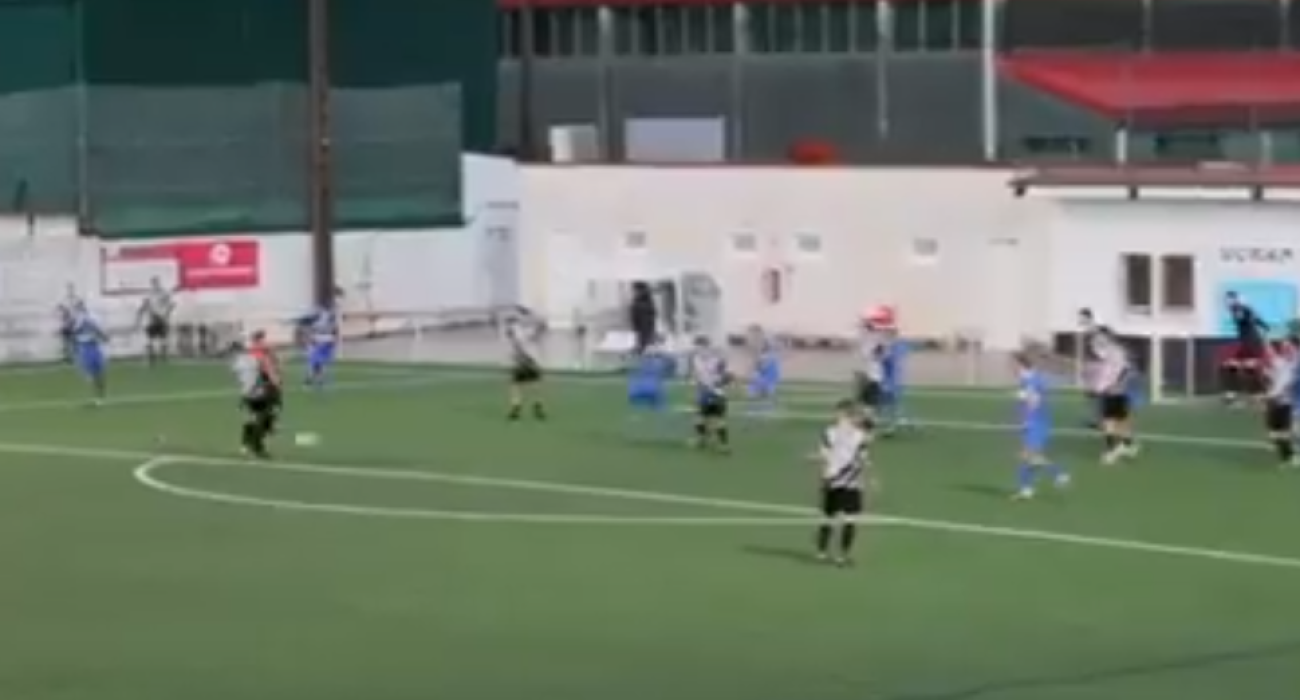 Η στιγμή που ο παίκτης πέφτει πάνω στον διαιτητή / Screenshot