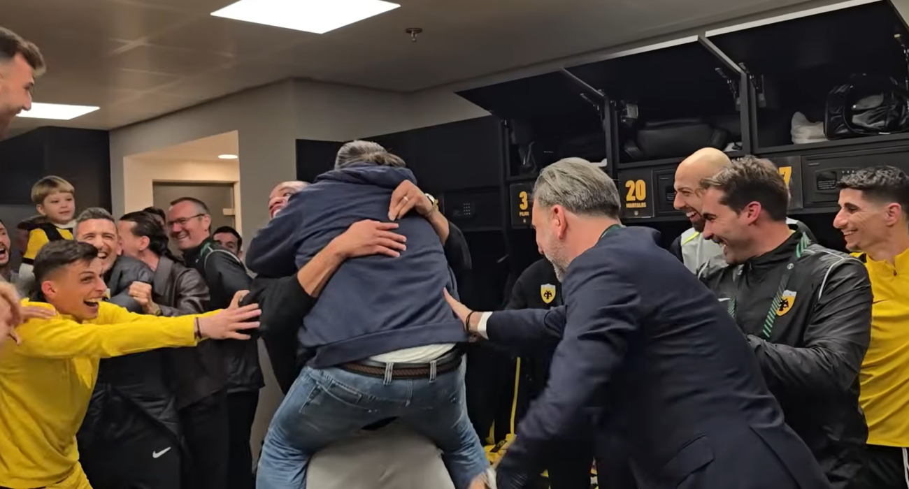 Η στιγμή που ο Μάριος Ηλιόπουλος πέφτει στην αγκαλιά του Αρόλντ Μουκουντί / Screenshot