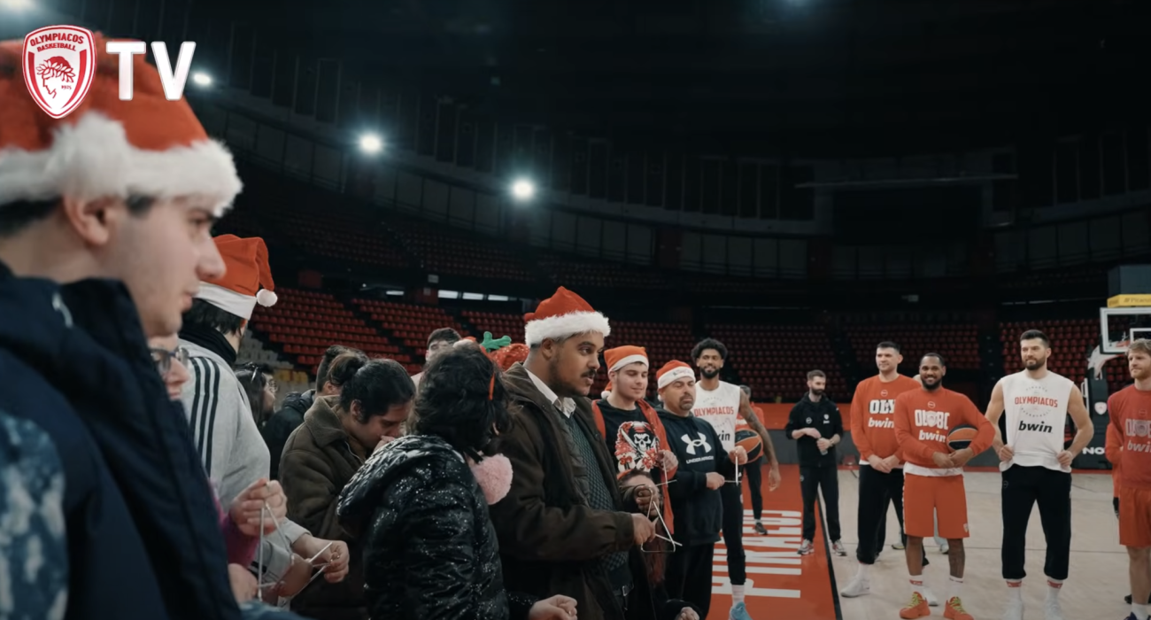 Τα κάλαντα στο ΣΕΦ από παιδιά με αναπηρία / πηγή: Youtube/OlympiacosBC