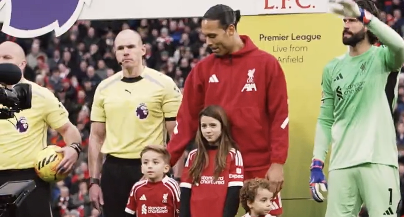 Ο Βίρτζιλ Φαν Ντάικ με τα παιδιά του Ντιόγκο Ζότα / Screenshot