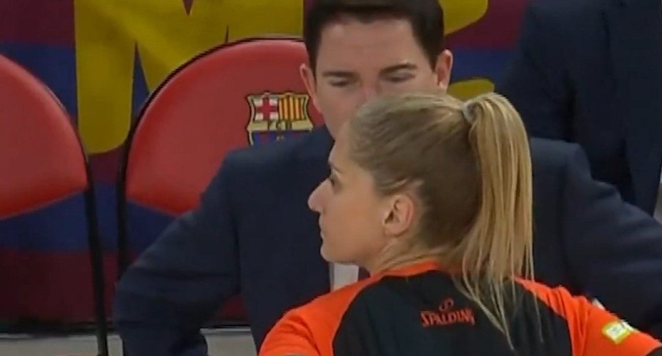 O Τσάβι Πασκουάλ με την Βάσω Τσαρούχα λίγο πριν αποβληθεί / Screenshot