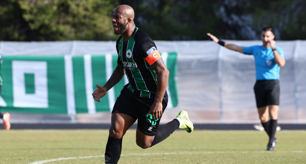 Ο Σεμπά πανγυρίζει με την φανέλα της Μαρκό / Πηγή: Intime