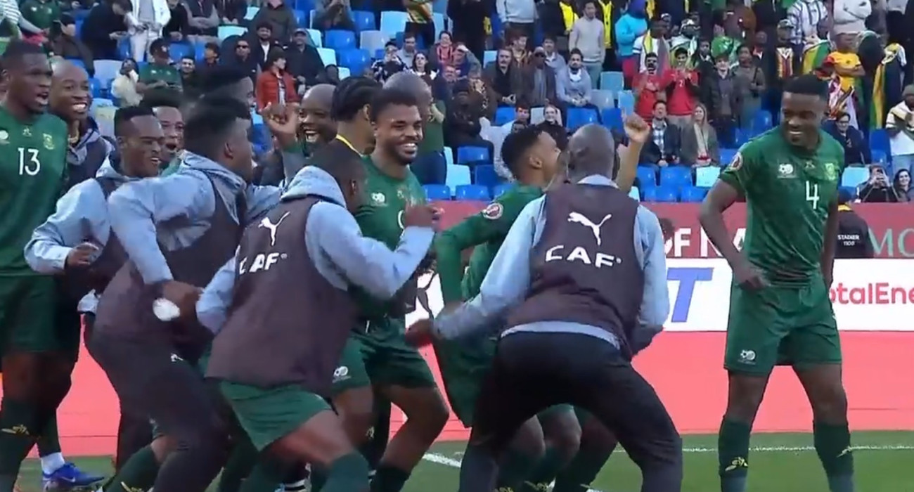 Οι ποδοσφαιριστές της Νοτίου Αφρικής πανηγυρίζουν / screenshot