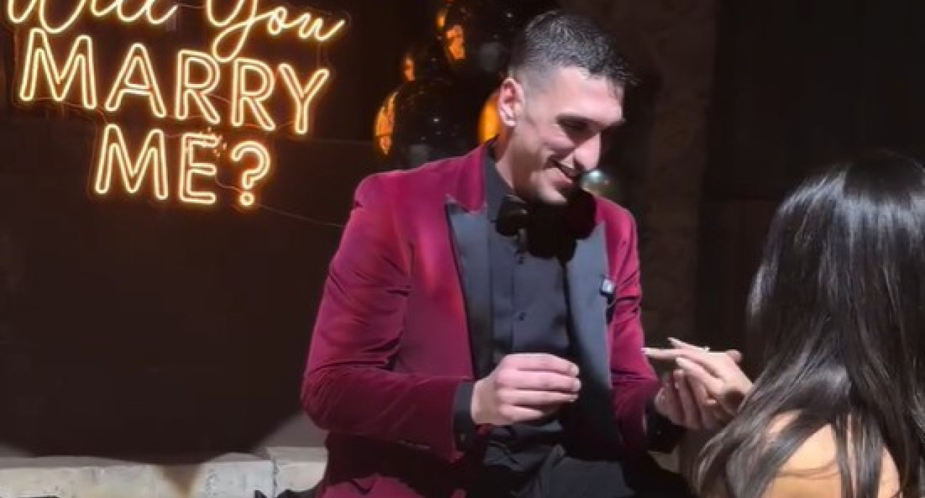 Είπε το... «ναι»: Ο Γιαννούλης Λαρεντζάκης έκανε πρόταση γάμου στην αγαπημένη του