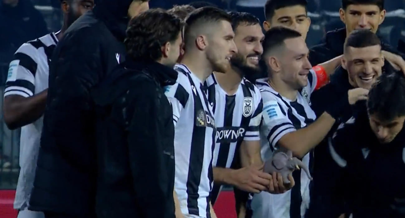 Ο Οζντόεφ κρατάει το ελεφαντάκι και όλοι οι παίκτες του ΠΑΟΚ βγάζουν φωτογραφία μαζί του / Screenshot