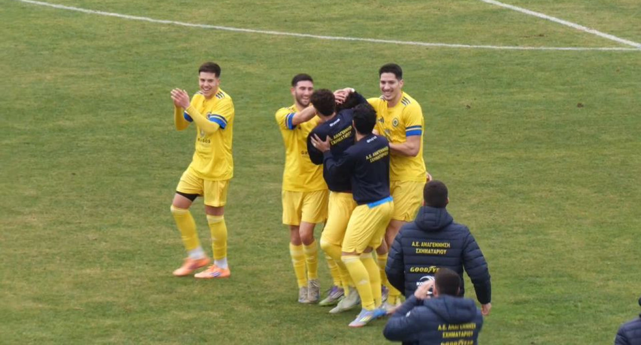 Οι ποδοσφαιριστές της Αναγέννησης Σχηματαρίου πανηγυρίζουν / Πηγή: Glomex