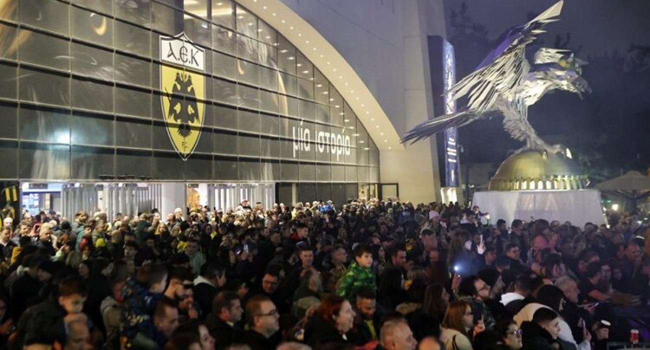 Ο κόσμος της ΑΕΚ έξω από την «OPAP ARENA» / Πηγή: InTime