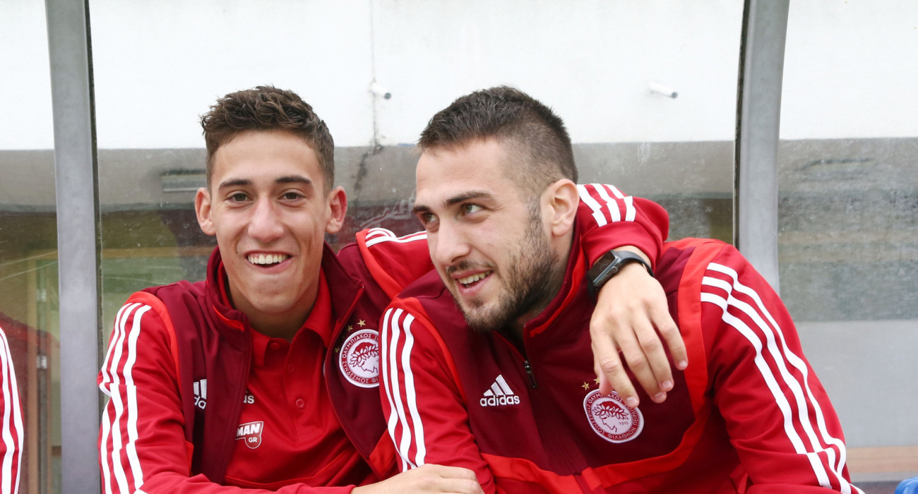 Κώστας Τσιμίκας και Κώστας Φορτούνης ΄όταν ήταν συμπαίκτες στον Ολυμπιακό/Πηγή: Intime