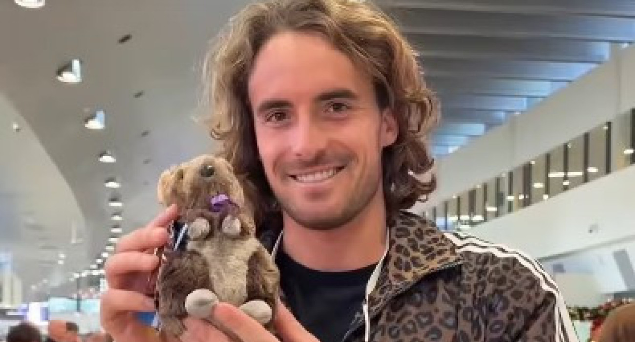 Ο Στέφανος Τσιτσιπάς με ένα Τιμ Ταμ στο Περθ / Screenshot