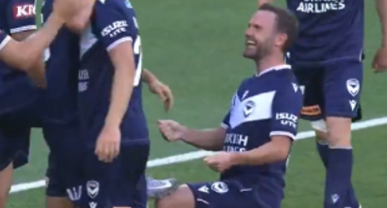 Ο Χουάν Μάτα «καθάρισε» το παπούτσι του Νίκου Βέργου / Screenshot