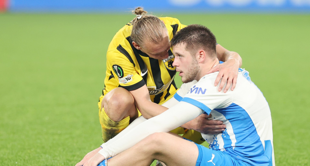 Ο Ντομαγκόι Βίντα παρηγορεί ποδοσφαιριστή της Κραϊόβα / Πηγή: Eurokinissi