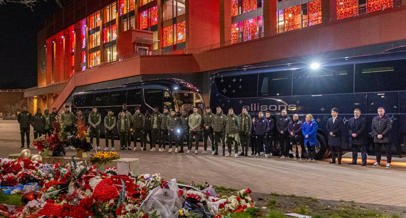 Η αποστολή της Γουλβς κατέθεσε στεφάνι στη μνήμη του Ζότα έξω από το Άνφιλντ / Πηγή: Wolves FC