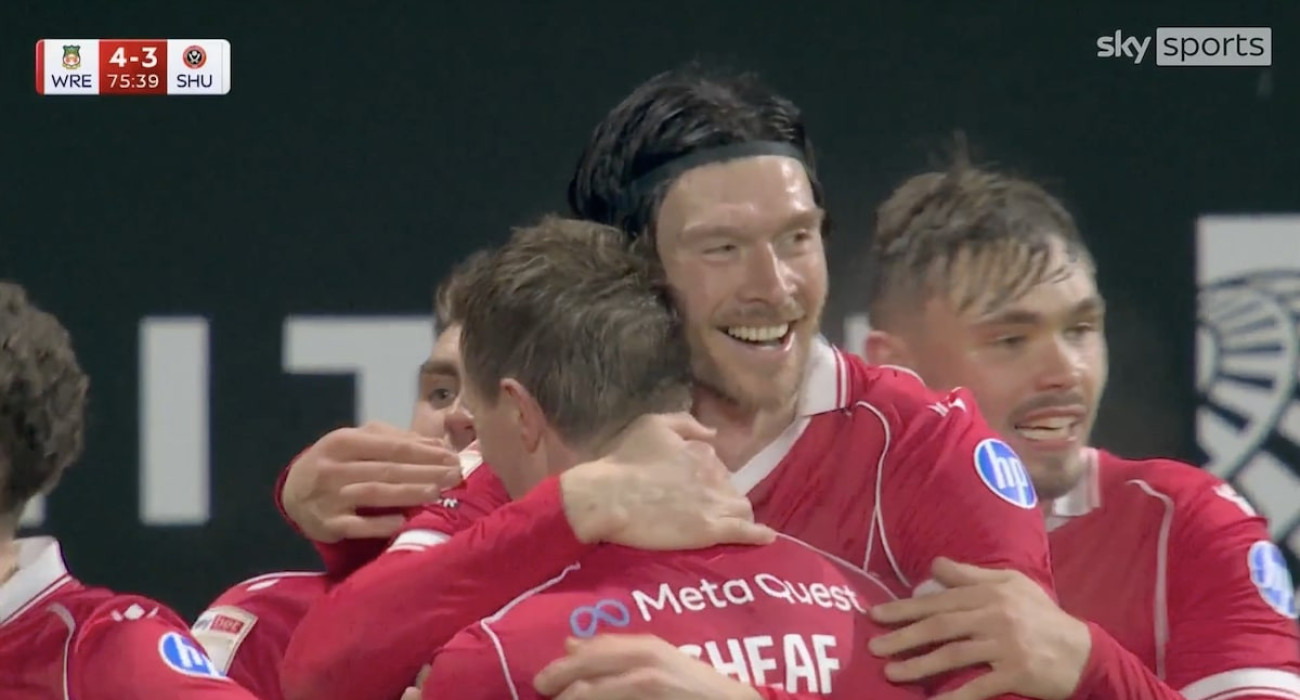 Παίκτες της Ρέξαμ πανηγυρίζουν / Screenshot