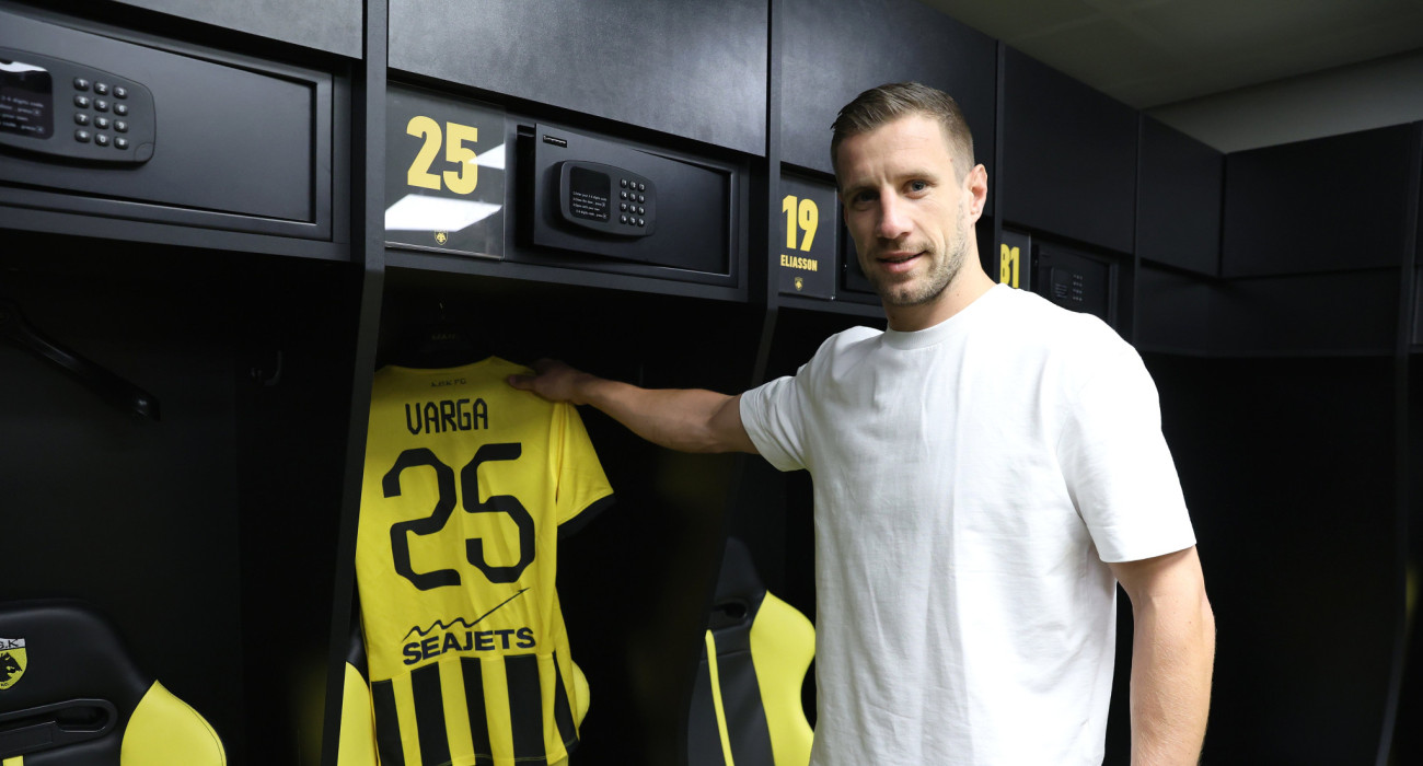 Ο Μπαρνάμπας Βάργκα με τη φανέλα της ΑΕΚ / Πηγή: Intime