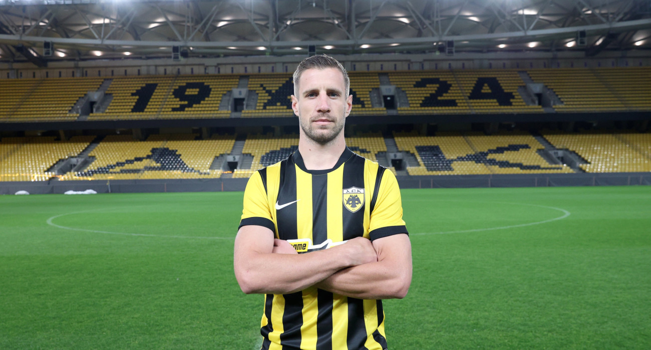 Ο Μπαρνάμπας Βάργκα με τη φανέλα της ΑΕΚ / Πηγή: Intime