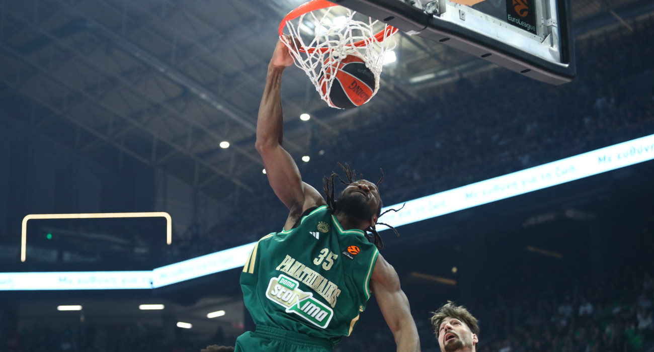 Ο Κένεθ Φαρίντ «κατεδαφίζει» το καλάθι / Πηγή: Eurokinissi