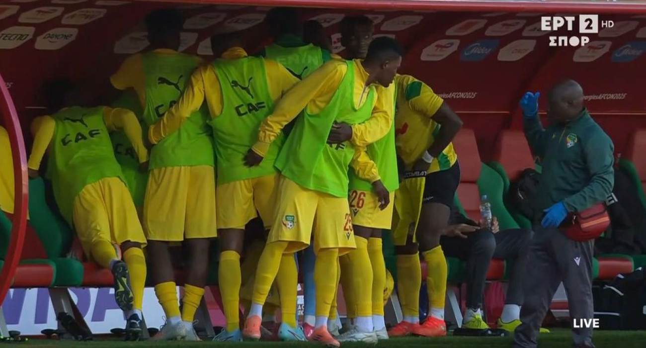 Παίκτες του Μπενίν καλύπτουν τον συμπαίκτη τους / Screenshot