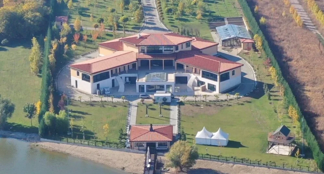 Η Βίλα Τζόκοβιτς δίπλα από τη λίμνη Πάβλοβατς / Screenshot