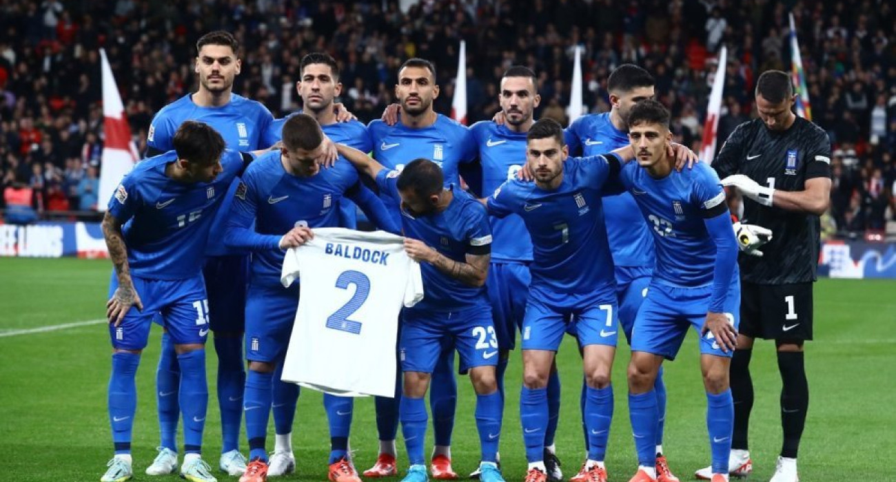 Οι παίκτες της Εθνικής Ελλάδας κρατάνε τη φανέλα του Τζορτζ Μπάλντοκ/Intime Οι παίκτες της Εθνικής Ελλάδας κρατάνε τη φανέλα του Τζορτζ Μπάλντοκ/Intime