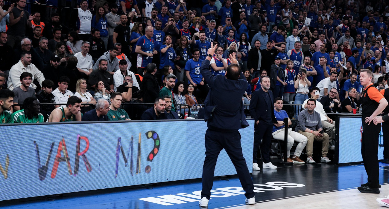 Ο Αταμάν αποχώρησε έξαλλος πριν τελειώσει το ματς και έδειχνε τα Ευρωπαϊκά που πήρε με την Εφές! (video) Ο Αταμάν αποχώρησε έξαλλος πριν τελειώσει το ματς και έδειχνε τα Ευρωπαϊκά που πήρε με την Εφές! (video)