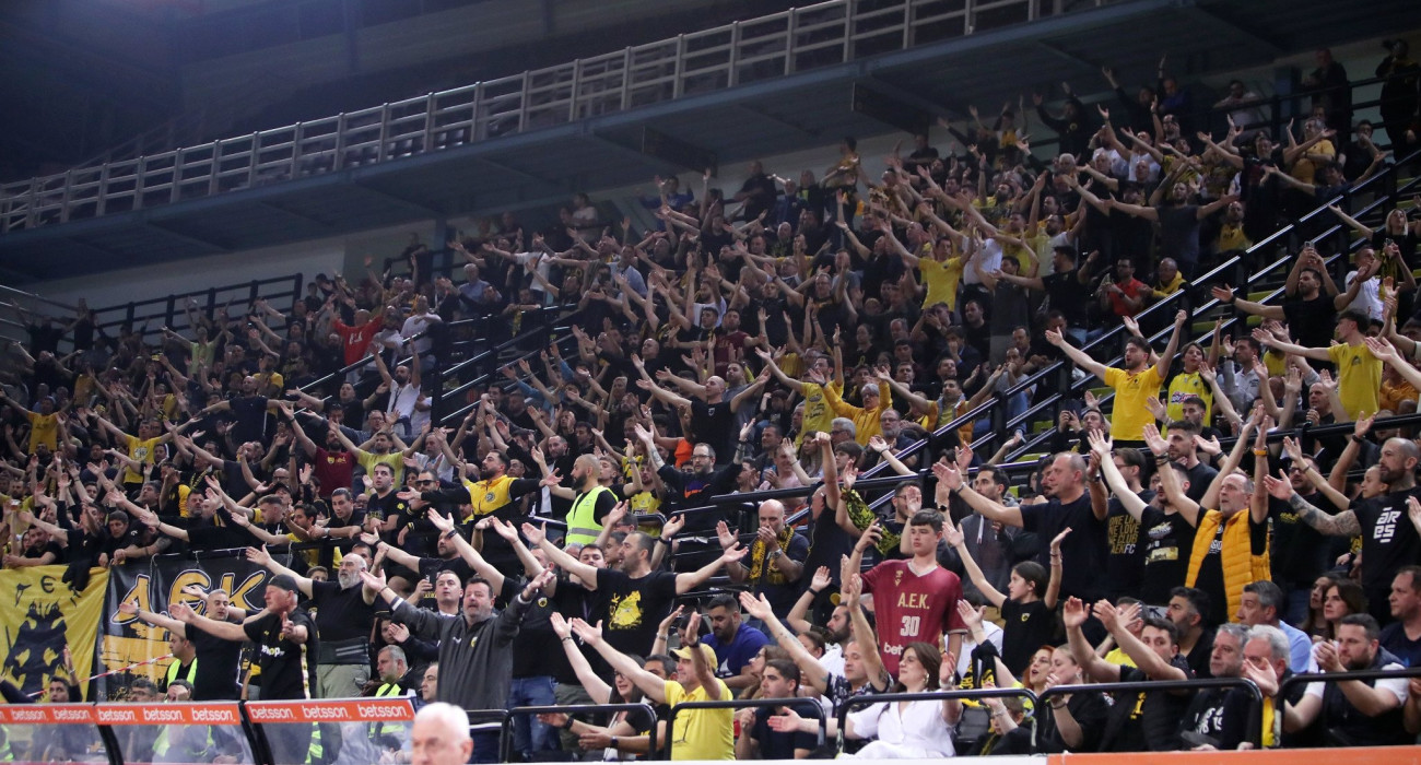 O κόσμος της ΑΕΚ έμεινε στη Sunel Arena για να τραγουδήσει παρά την ήττα (video) O κόσμος της ΑΕΚ έμεινε στη Sunel Arena για να τραγουδήσει παρά την ήττα (video)