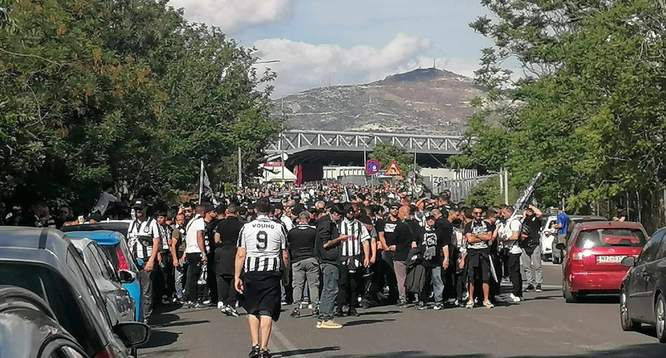 Το Athletiko σε Μαρούσι και Πειραιά: Εικόνες και βίντεο από τους χιλιάδες οπαδούς ΟΦΗ και Ολυμπιακού Το Athletiko σε Μαρούσι και Πειραιά: Εικόνες και βίντεο από τους χιλιάδες οπαδούς ΟΦΗ και Ολυμπιακού