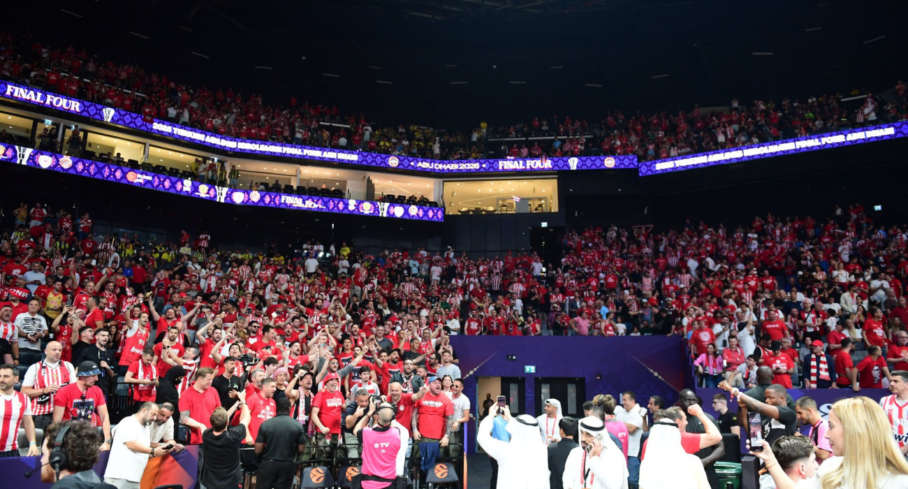 H Etihad Arena μετατράπηκε σε ΣΕΦ από τον κόσμο του Ολυμπιακού (video) H Etihad Arena μετατράπηκε σε ΣΕΦ από τον κόσμο του Ολυμπιακού (video)