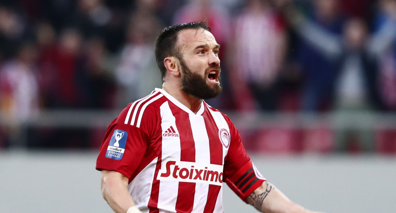 Ο Βαλμπουενά πανηγυρίζει γκολ που πέτυχε με τη φανέλα του Ολυμπιακού/ Πηγή: In Time Ο Βαλμπουενά πανηγυρίζει γκολ που πέτυχε με τη φανέλα του Ολυμπιακού/ Πηγή: In Time