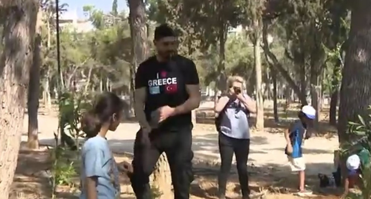 Ο Ενές Καντέρ πήρε μέρος σε δενδροφύτευση στην Αθήνα με μπλουζάκι «αγαπώ την Ελλάδα» Ο Ενές Καντέρ πήρε μέρος σε δενδροφύτευση στην Αθήνα με μπλουζάκι «αγαπώ την Ελλάδα»