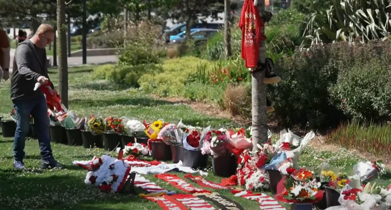 Live εικόνα από το Άνφιλντ: Χιλιάδες κόσμου αφήνουν λουλούδια για τον Ζότα