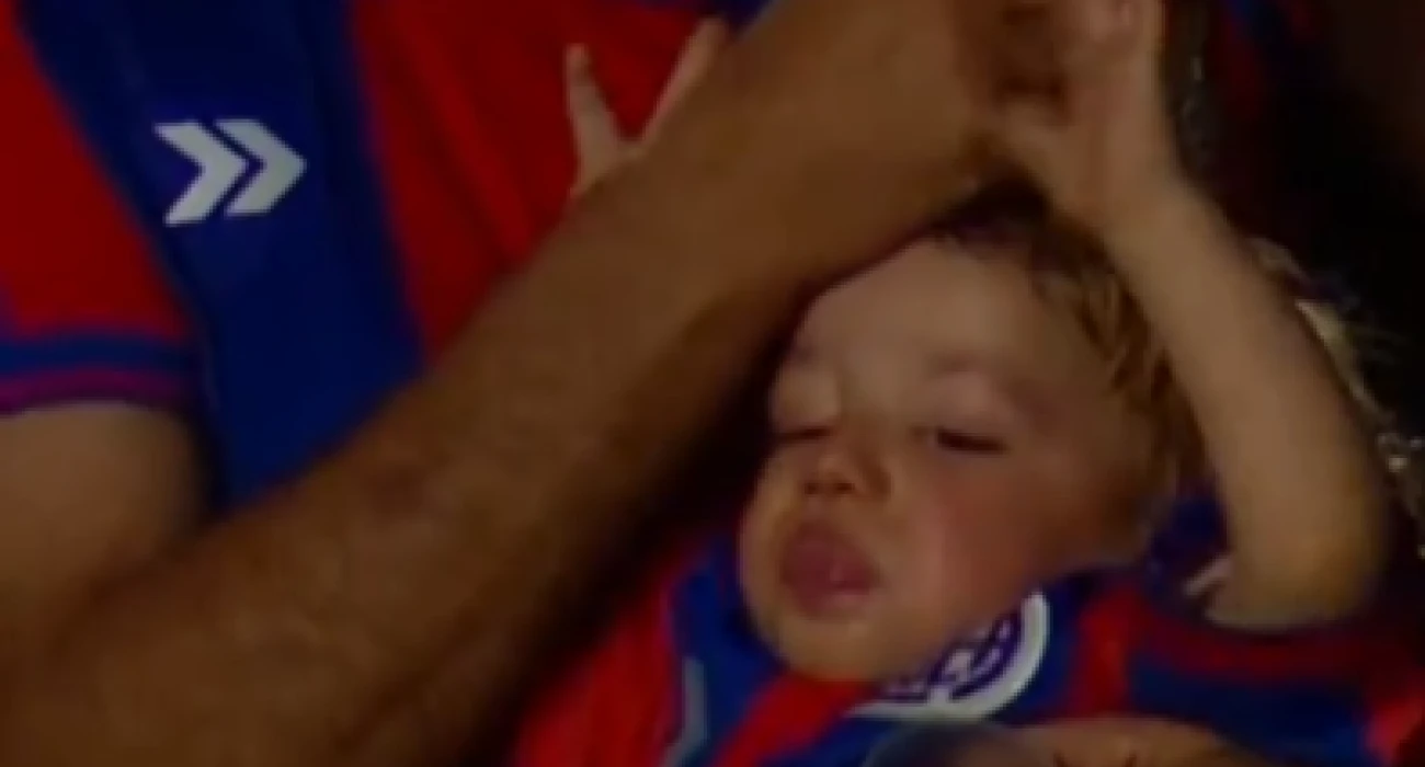 Την αγαπημένη σου ομάδα ή το μωρό; Οπαδός στην Αργεντινή γίνεται viral σε ένα απίθανο βίντεο (video)