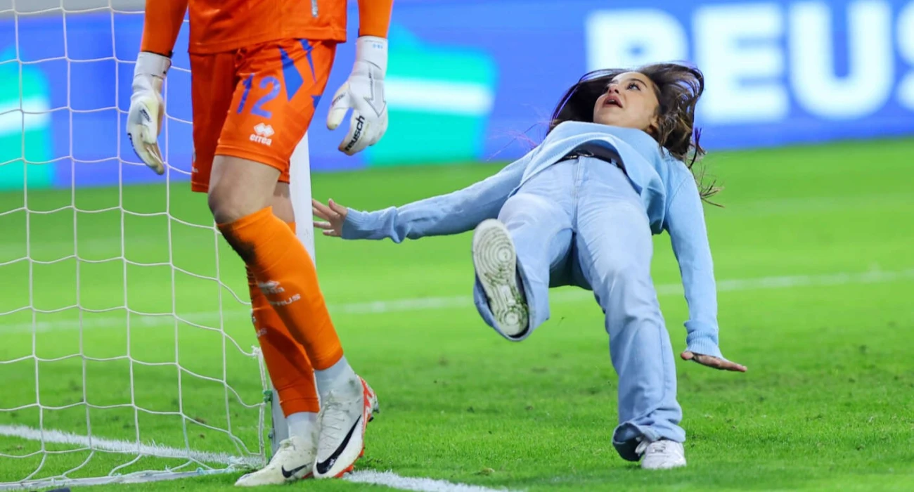 Απίθανο σκηνικό στην Κύπρο: Κοπέλα μπήκε στο γήπεδο για τον τερματοφύλακα και έφαγε… τούμπα! (photos)