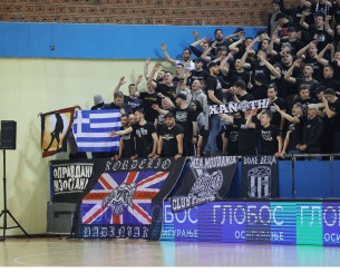 Οπαδοί του ΠΑΟΚ με πανό στα ελληνικά στο επεισοδιακό παιχνίδι του χάντμπολ Οπαδοί του ΠΑΟΚ με πανό στα ελληνικά στο επεισοδιακό παιχνίδι του χάντμπολ