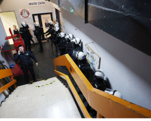 Θυμίζει εμπόλεμη ζώνη: Ανάμεσα σε αστυνομικούς οι παίκτες της ΑΕΚ περιμένουν αν θα παίξουν με την Παρτιζάν (pics) Θυμίζει εμπόλεμη ζώνη: Ανάμεσα σε αστυνομικούς οι παίκτες της ΑΕΚ περιμένουν αν θα παίξουν με την Παρτιζάν (pics)