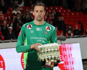 Ποδοσφαιριστής στη Νορβηγία βγήκε MVP και πήρε δώρο... τέσσερα τελάρα αυγά! Ποδοσφαιριστής στη Νορβηγία βγήκε MVP και πήρε δώρο... τέσσερα τελάρα αυγά!