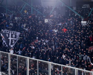 Οπαδοί του ΟΦΗ περίμεναν την αποστολή στο αεροδρόμιο για να αποδοκιμάσουν τους παίκτες