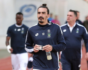 Ο Λάζαρος Χριστοδουλόπουλος... ποζάρει μπροστά από τα κασκόλ των ελληνικών ομάδων που έχει αγωνιστεί