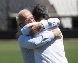 ΠΑΟΚ: Η πρώτη φωτογραφία του Ιβάν Σαββίδη στην Τούμπα αγκαλιά με τον Ραζβάν Λουτσέσκου!