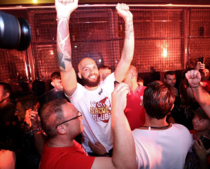 Ο Φουρνιέ μοιράζει... φανέλες σε τρείς τυχερούς που ήταν στο αεροδρόμιο την ημέρα της άφιξης του