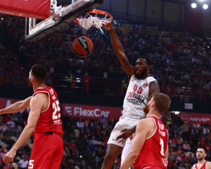 Η Euroleague παρουσιάζει στο κοινό του Ολυμπιακού τον «ιπτάμενο» Ντόντα Χολ (video) Η Euroleague παρουσιάζει στο κοινό του Ολυμπιακού τον «ιπτάμενο» Ντόντα Χολ (video)