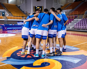 Και στο βάθος... Γαλλία με φόντο το μετάλλιο για την Εθνική Νέων στο Eurobasket U20