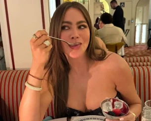 Πιο άβολο δεν γίνεται - Η Σοφία Βεργκάρα αγκάλιασε διάσημο αθλητή και η σύζυγός του μπήκε στη μέση για να τους απομακρύνει (video) Πιο άβολο δεν γίνεται - Η Σοφία Βεργκάρα αγκάλιασε διάσημο αθλητή και η σύζυγός του μπήκε στη μέση για να τους απομακρύνει (video)