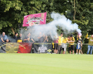 Οπαδοί της ΑΕΚ δίνουν δυναμικό παρών στο φιλικό με την Μπέρσχοτ (video)