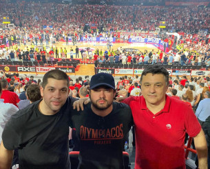 Ο Τσάκος τζούνιορ είναι ο πιο… θερμός «ερυθρόλευκος» - Στο πλευρό του πατέρα του τη μέρα των ανακοινώσεων του Ολυμπιακού